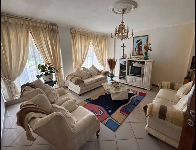 6 BEDROOM FREESTANDING FOR SALE IN BROADLANDS ESTATE